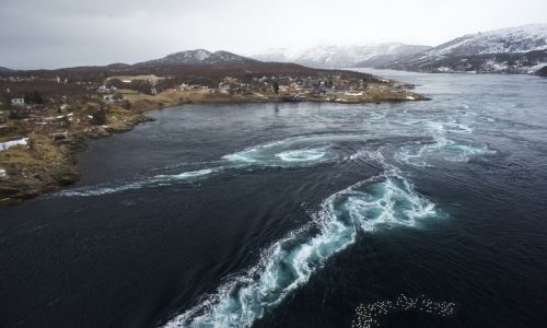 Saltstraumen, Nordland, Na Uy: Saltstraumen không dành cho những người bị say sóng biển. Mỗi ngày, ở eo biển hẹp gần thị trấn Bodo, dòng thủy triều lớn nhất thế giới sẽ tập trung sức mạnh, tạo ra một vùng nước khổng lồ với những xoáy nước có đường kính rộng tới 10 mét.